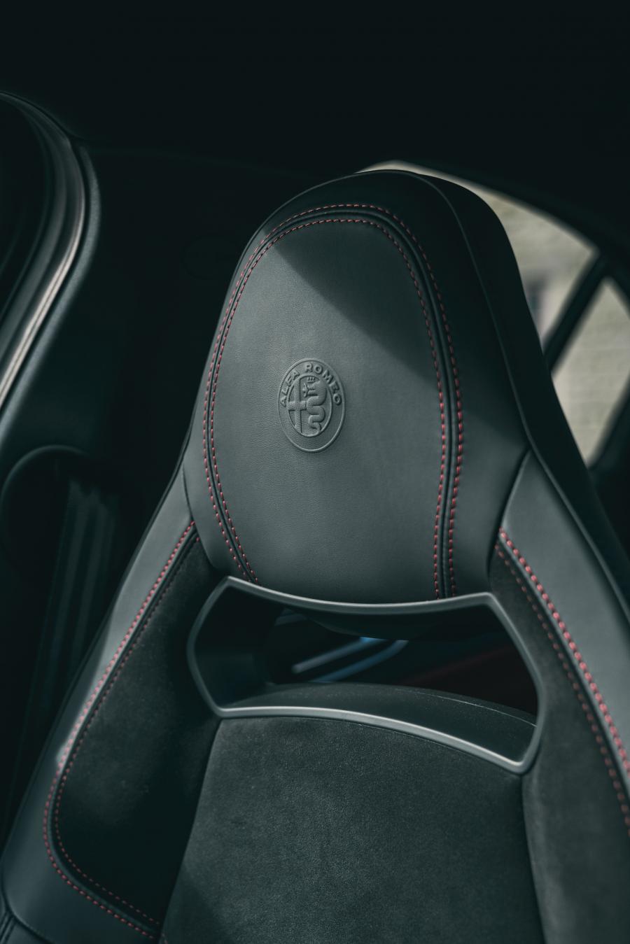 Детали интерьера Alfa Romeo Giulia Quadrifoglio (952) 2016 года  (UK) (фото 34 из 40)